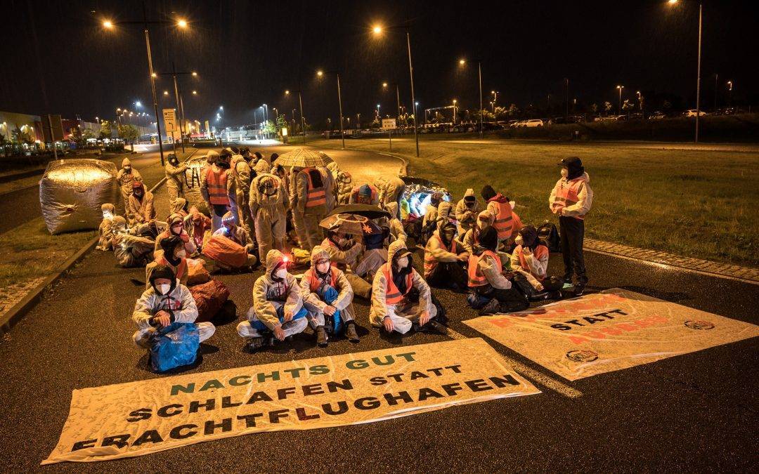 Klimaaktivisten blockieren Frachtflughafen Leipizig Halle aus Protest gegen geplanten Ausbau