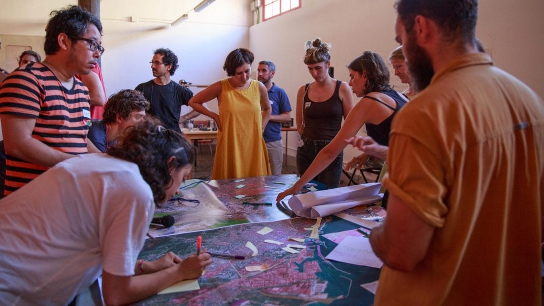 Taller: Mapeo Participativo de Los Impactos Turísticos en Barcelona Pancartas contra la expansión del aeropuerto de Barcelona