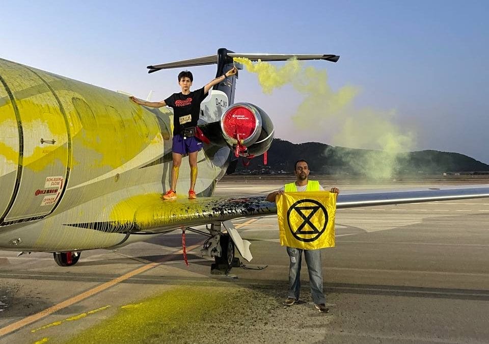 ‚Jets & Yachts The Party’s Over‘: Activists glue themselves to a private jet in Ibiza