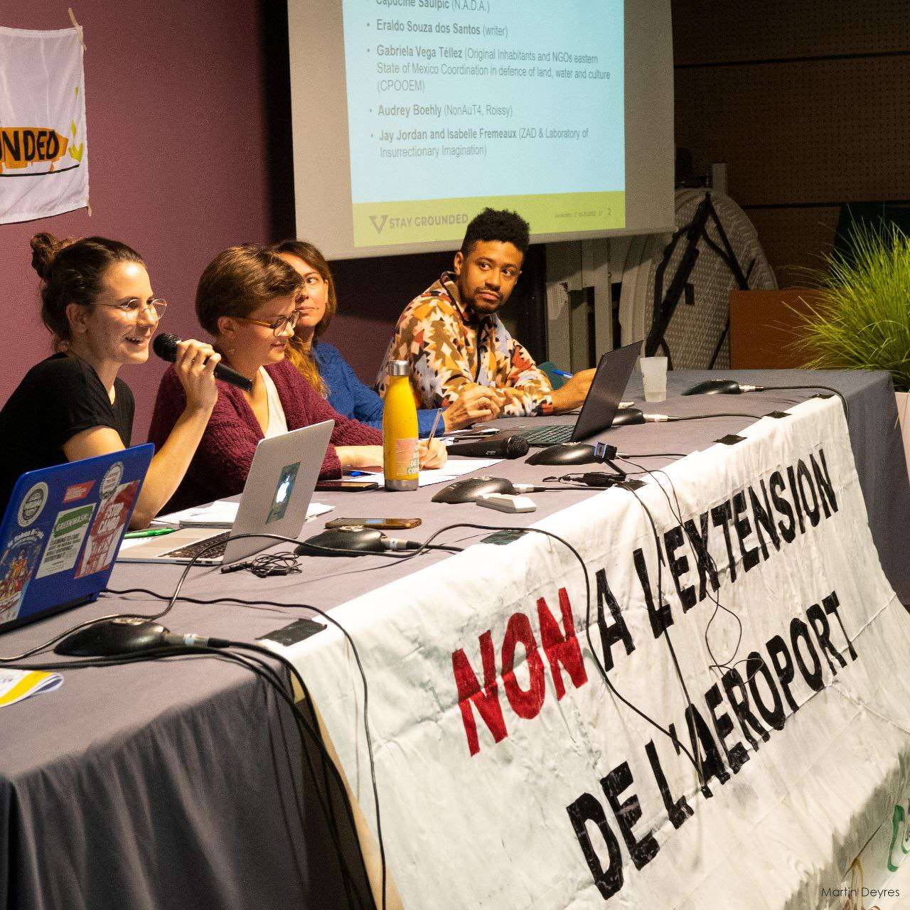 Bild eines Teilnehmers der Degrowth-Konferenz 2019, der das Programm studiert