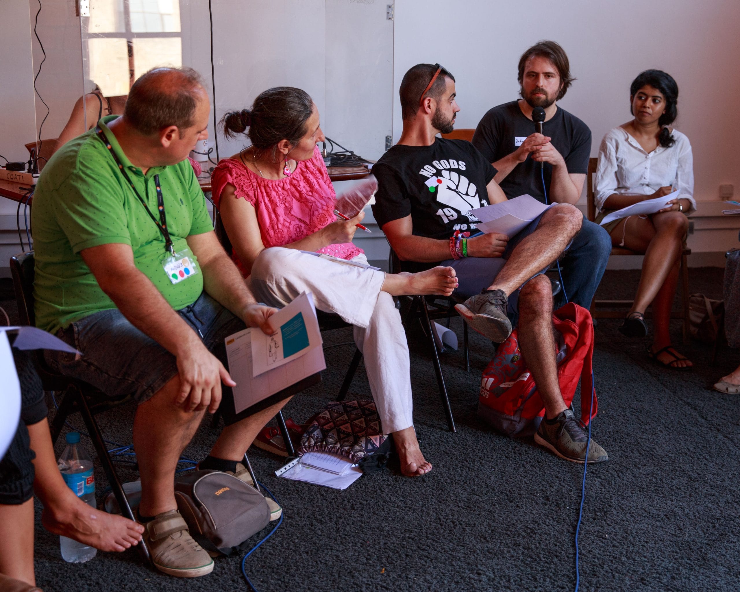 Menschen diskutieren auf der Konferenz "Degrowth of Aviation"