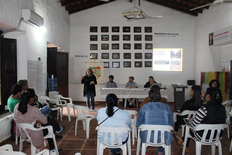 Bild eines Teilnehmers der Degrowth-Konferenz 2019, der das Programm studiert