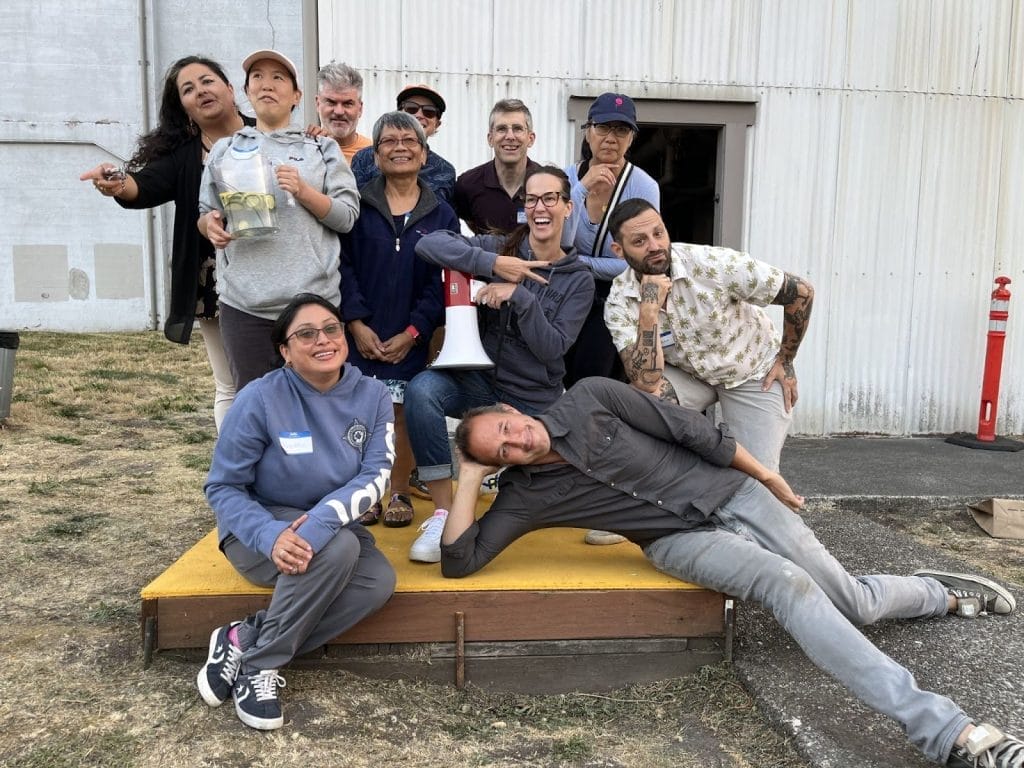 Un grupo de activistas de la campaña contra el Aeropuerto del Condado de King posando para una foto